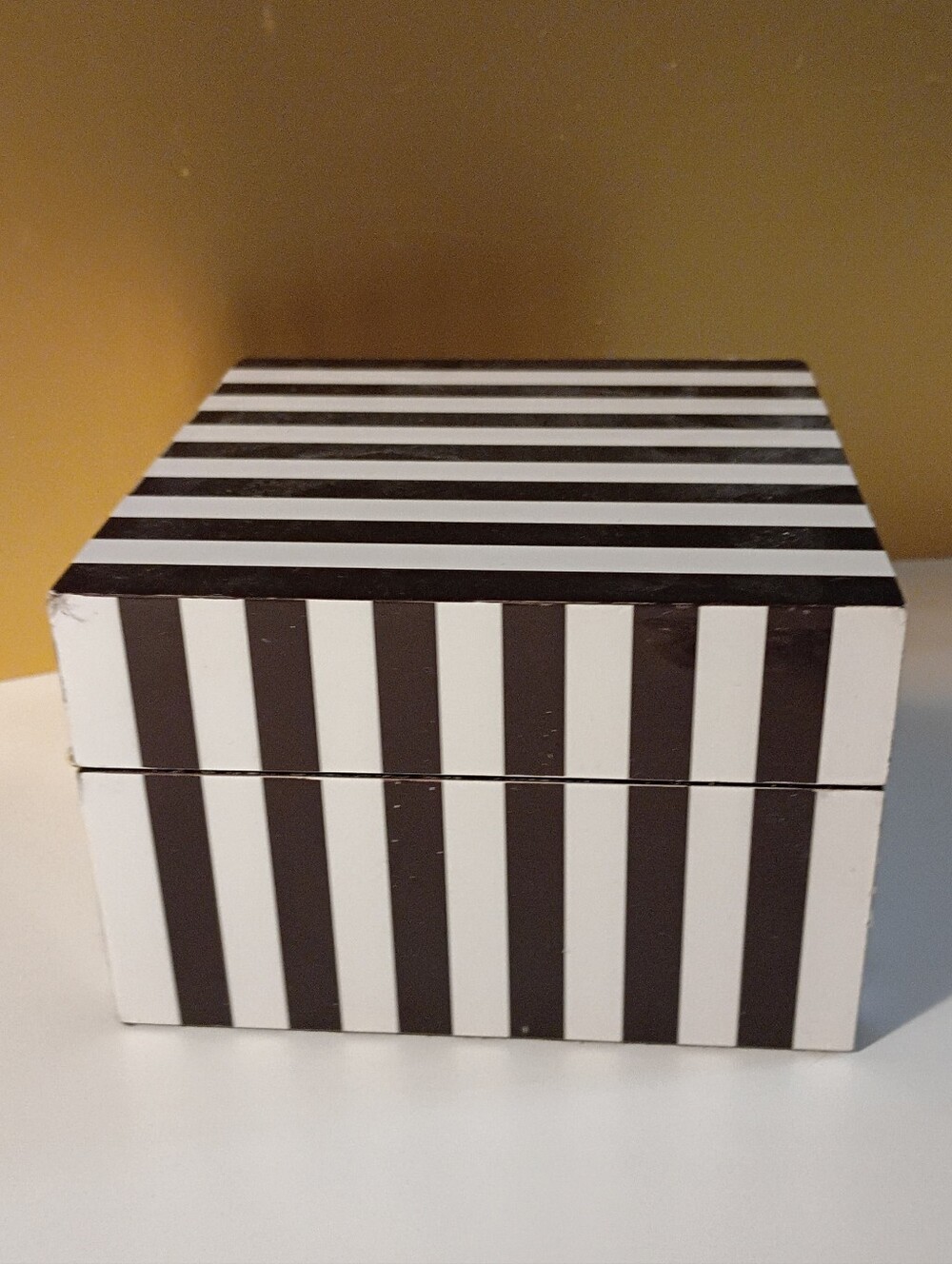 Henri Bendel Brown & White Striped Small Jewelry Box with Heart Tassel Keychain - Picture 6 of 10